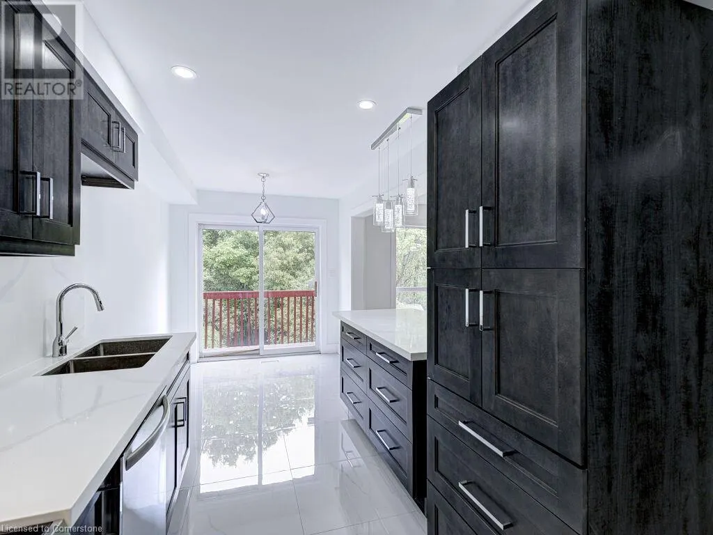 373 RAVINEVIEW Way