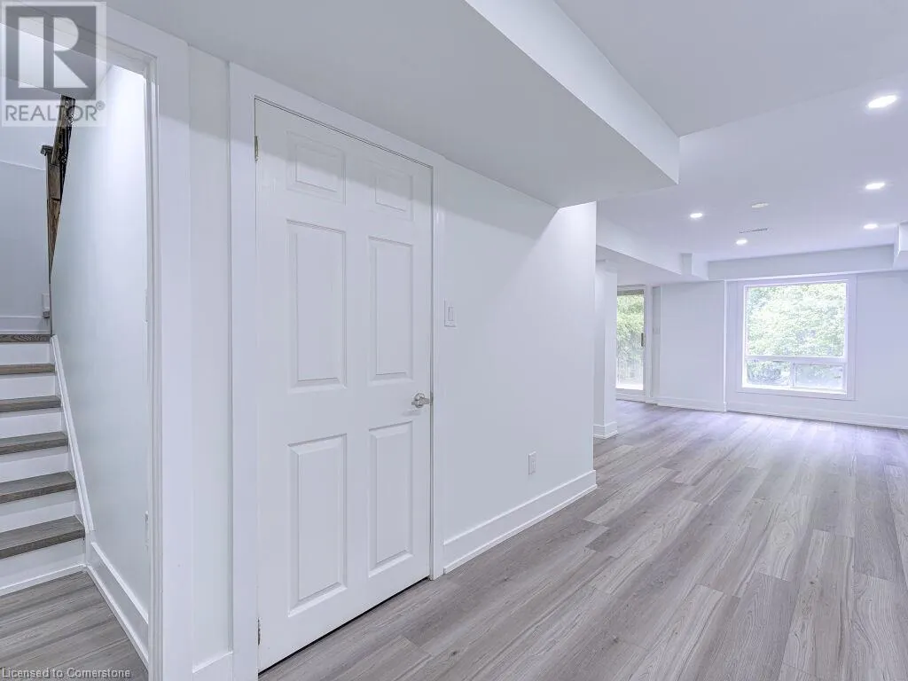 373 RAVINEVIEW Way