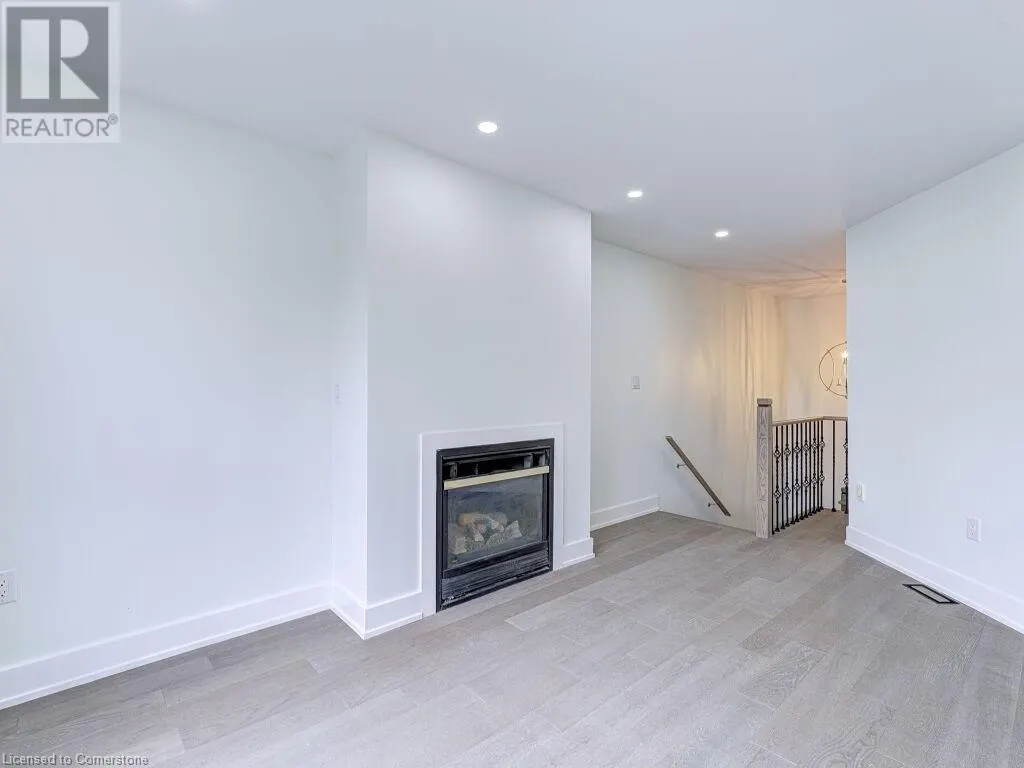 373 RAVINEVIEW Way
