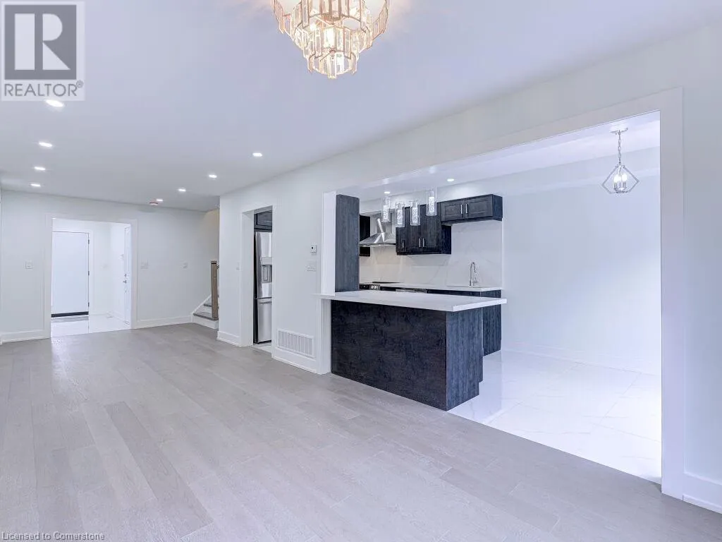 373 RAVINEVIEW Way