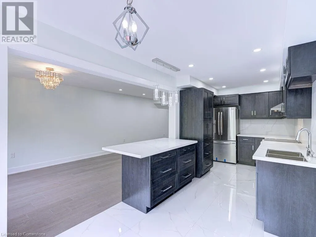 373 RAVINEVIEW Way