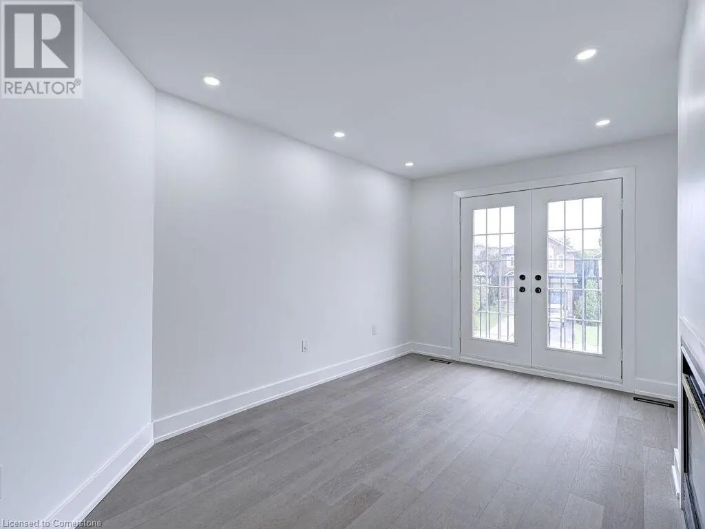 373 RAVINEVIEW Way