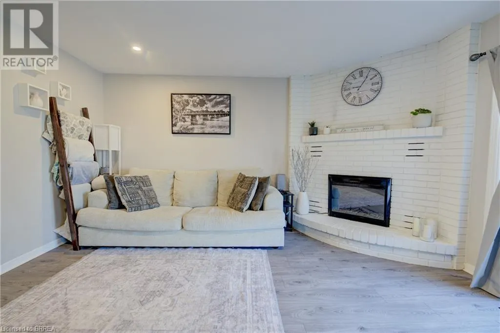 21 ROMY Crescent