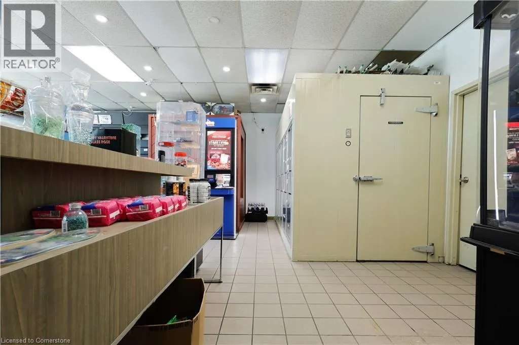 780 DUNDAS Street