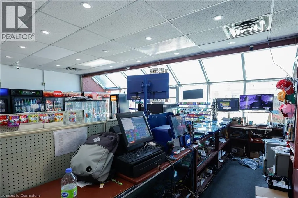 780 DUNDAS Street