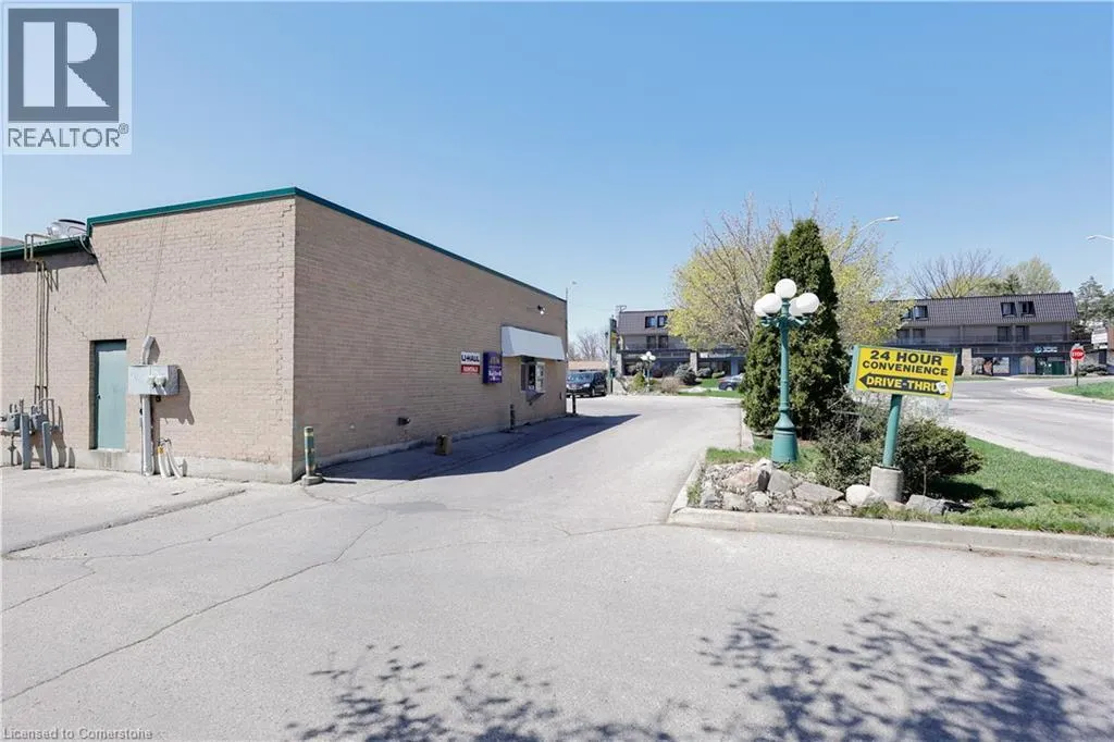 780 DUNDAS Street
