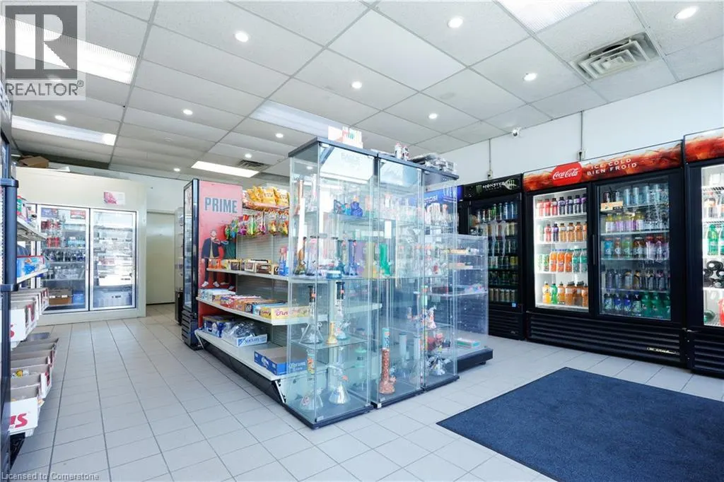780 DUNDAS Street