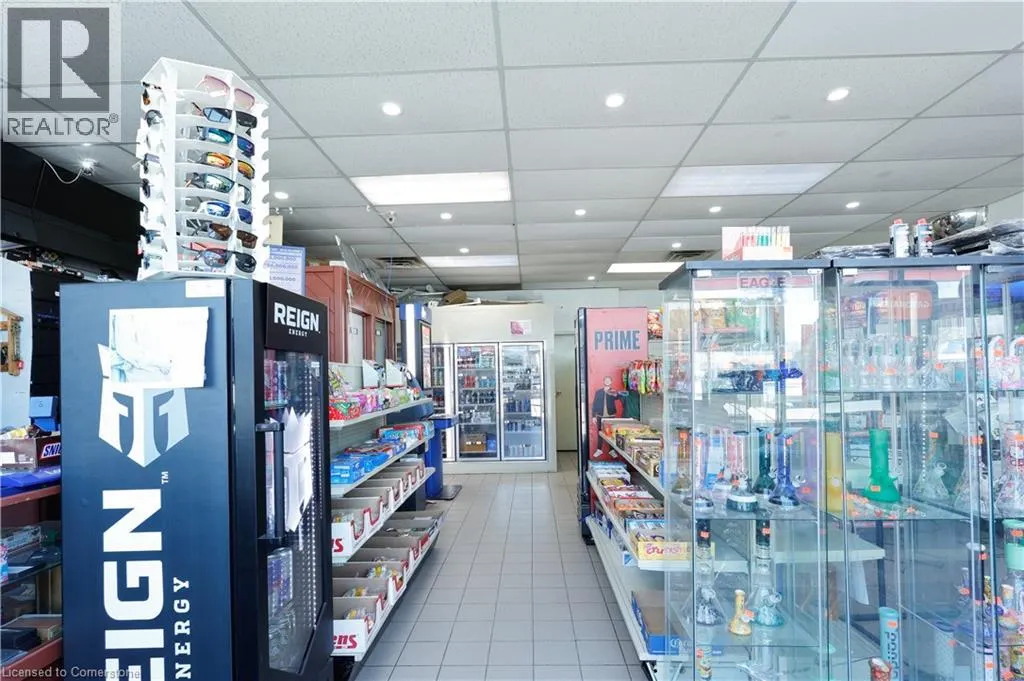 780 DUNDAS Street