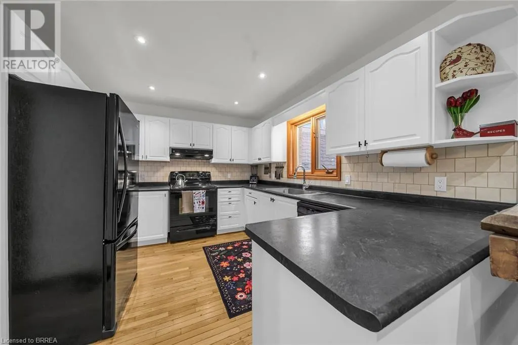 38 GRAND RIVER Street S