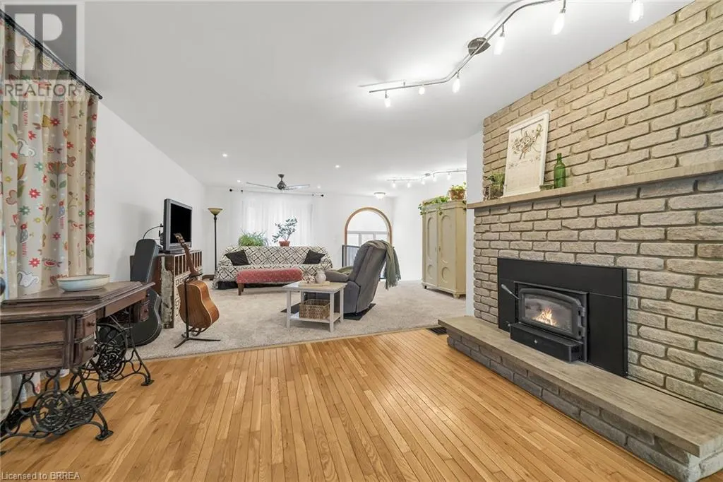 38 GRAND RIVER Street S