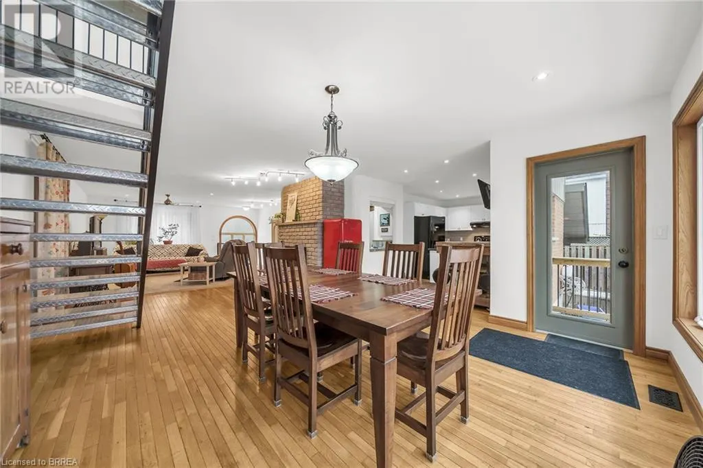 38 GRAND RIVER Street S