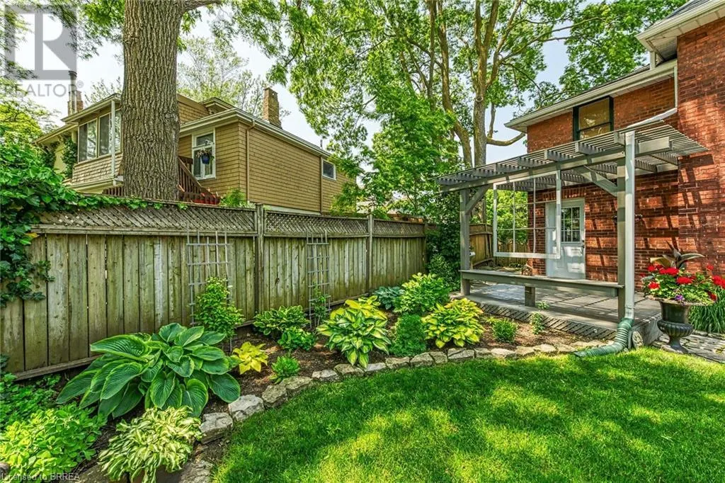 242 BRANT Avenue