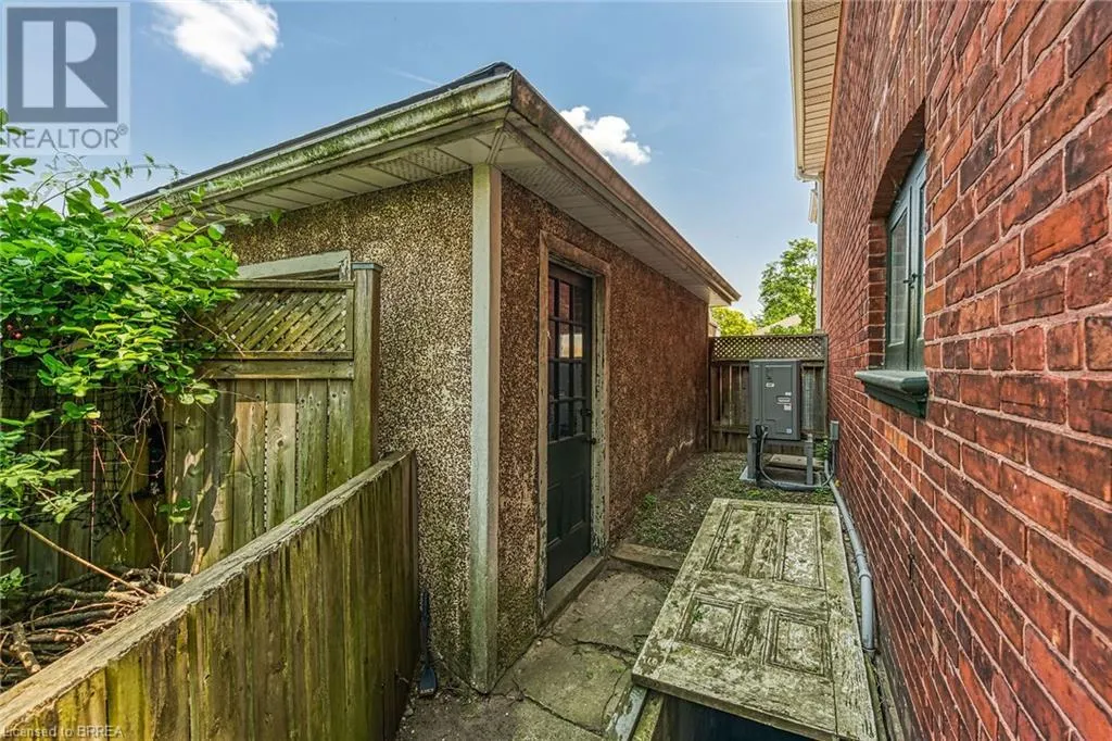 242 BRANT Avenue