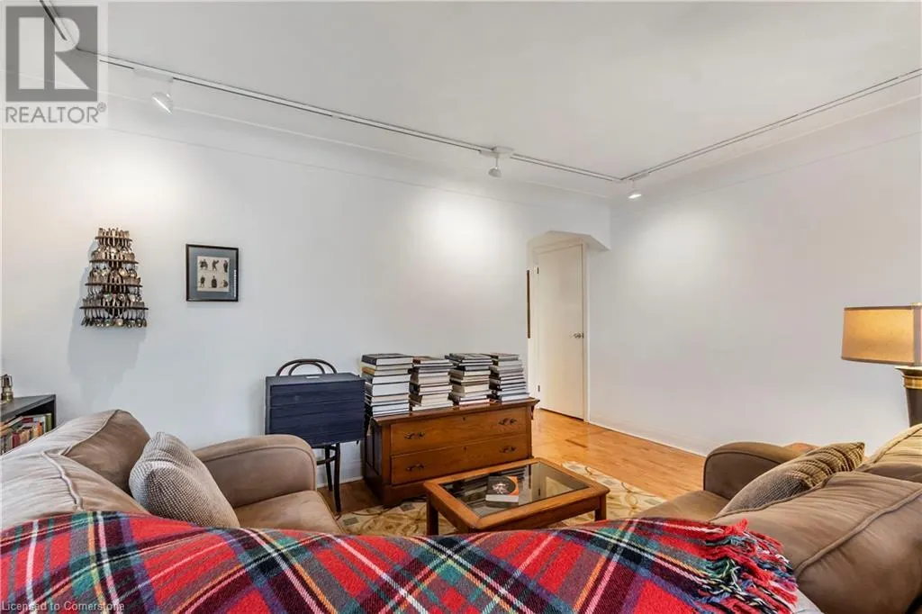 13 MCMASTER Avenue