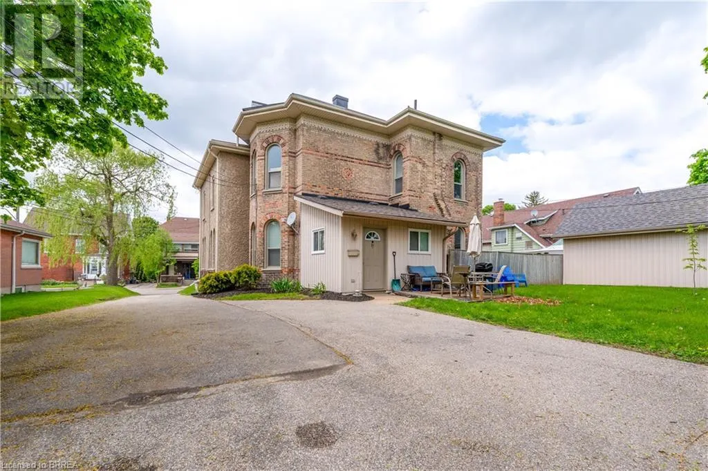 23 LYONS Avenue