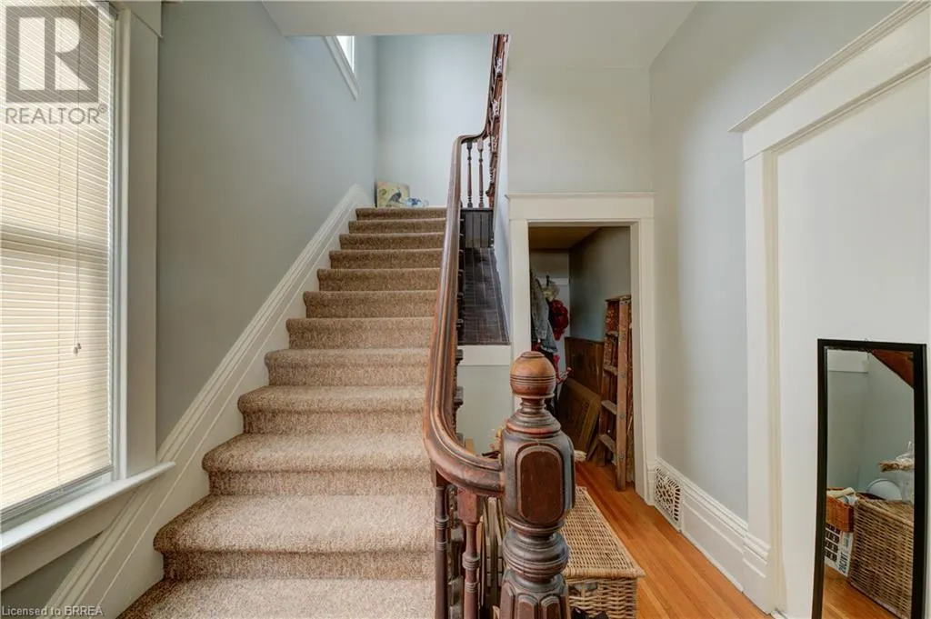 23 LYONS Avenue