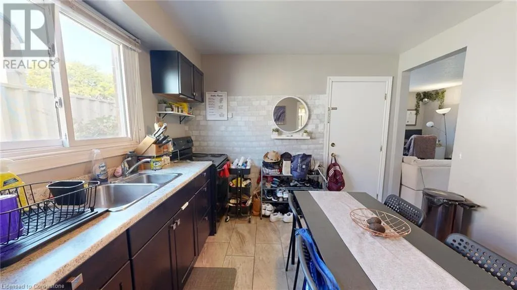 184 SIMCOE Street