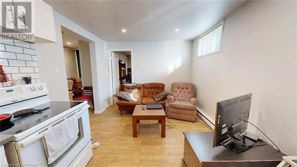 184 SIMCOE Street