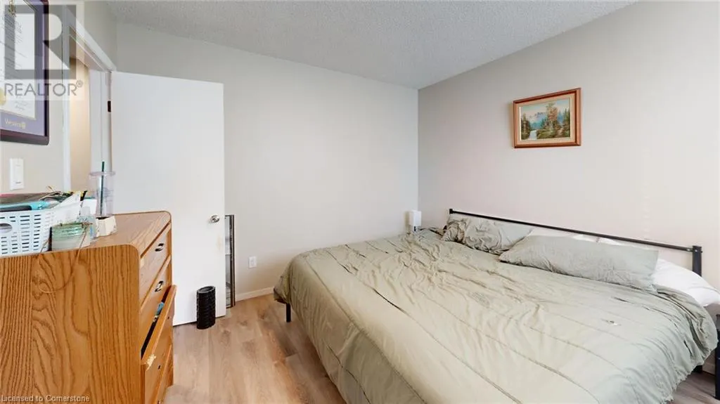 184 SIMCOE Street