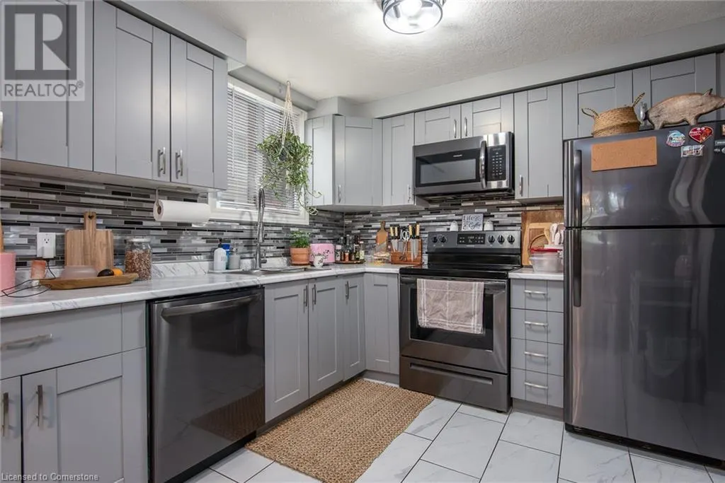 82 CARNABY Crescent