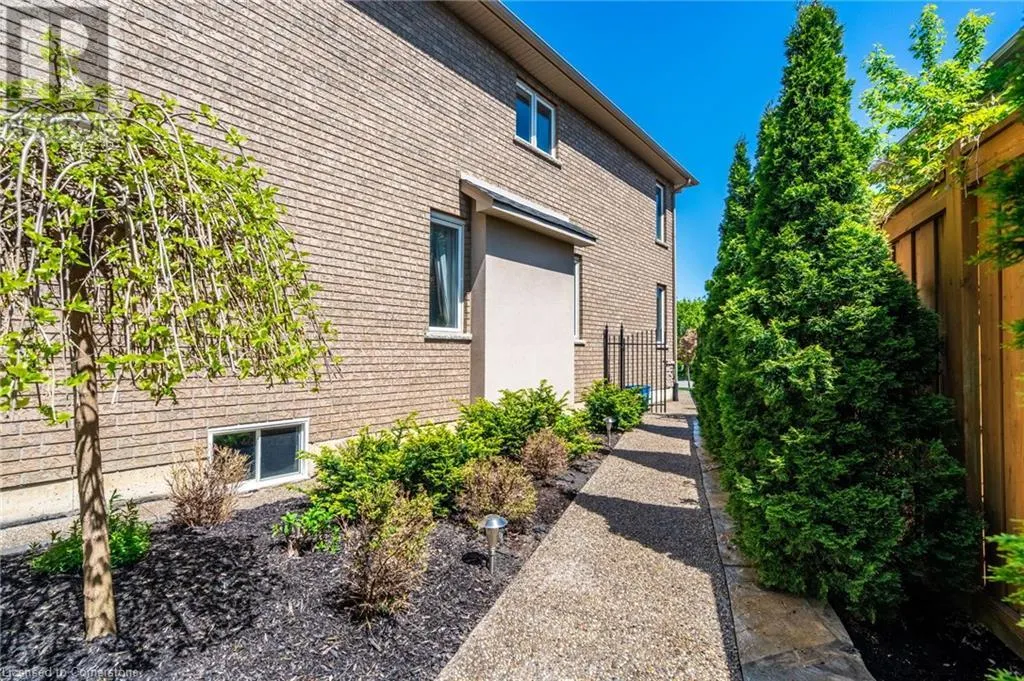 24 EDGECROFT Crescent