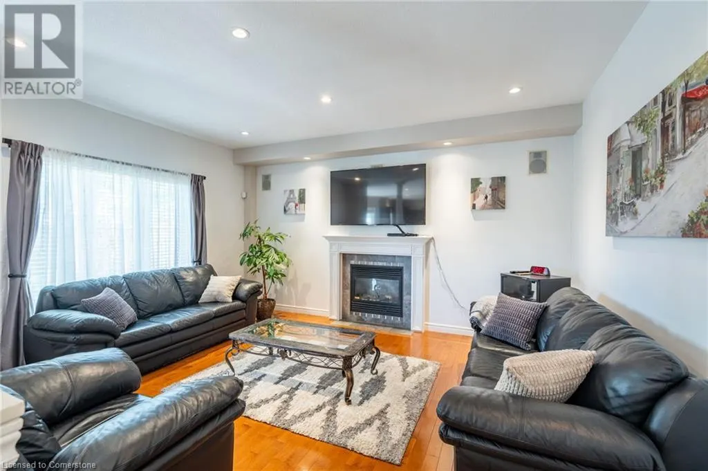 24 EDGECROFT Crescent