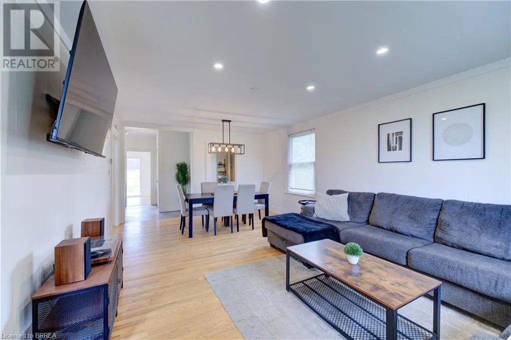9 CURTIS Avenue S
