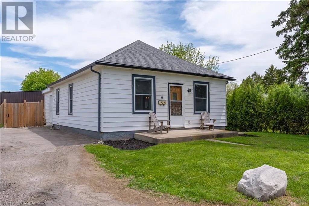 9 CURTIS Avenue S