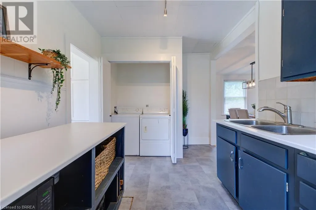 9 CURTIS Avenue S