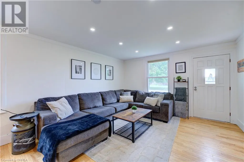9 CURTIS Avenue S