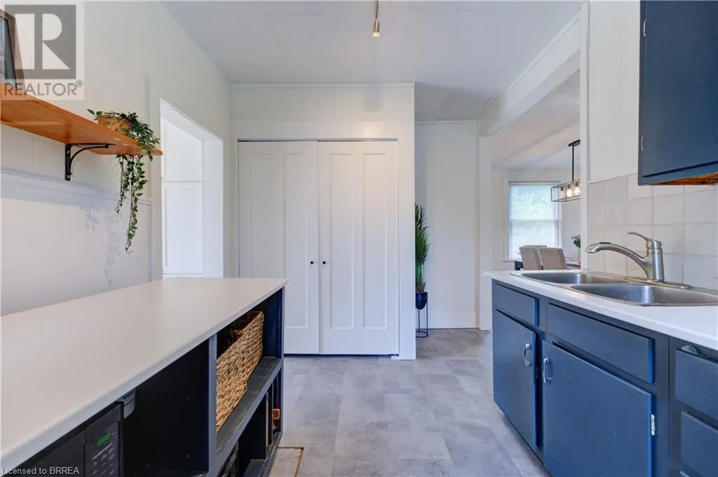 9 CURTIS Avenue S