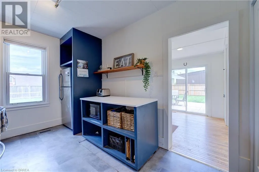 9 CURTIS Avenue S