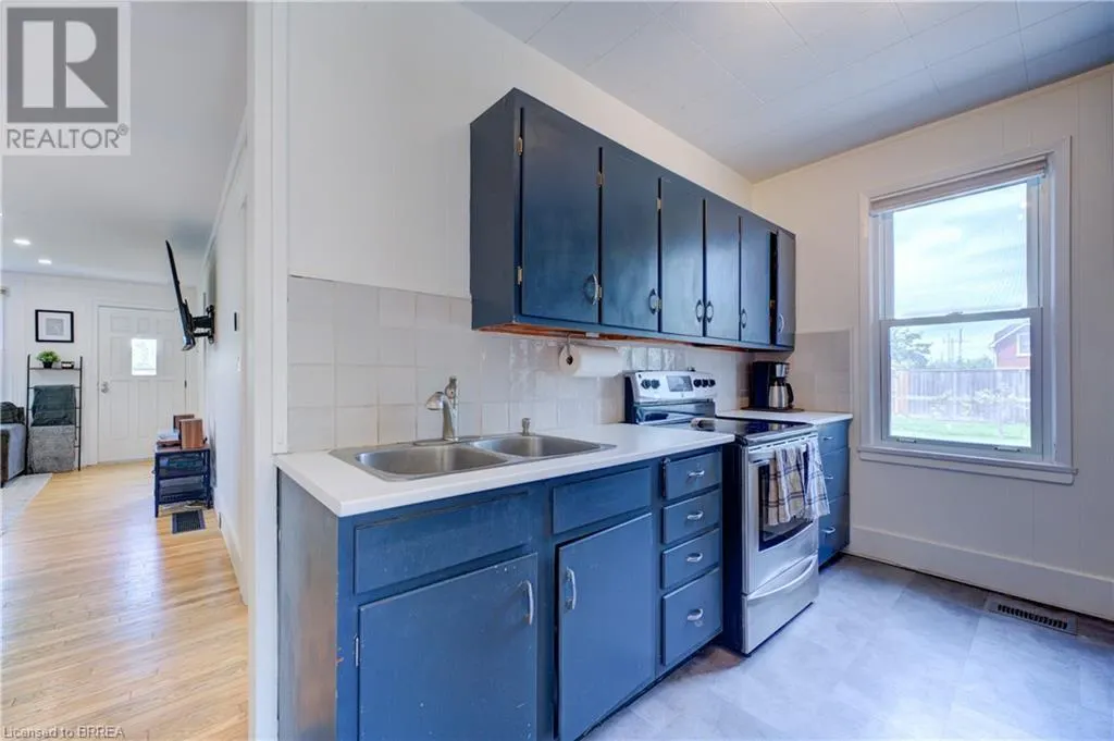 9 CURTIS Avenue S