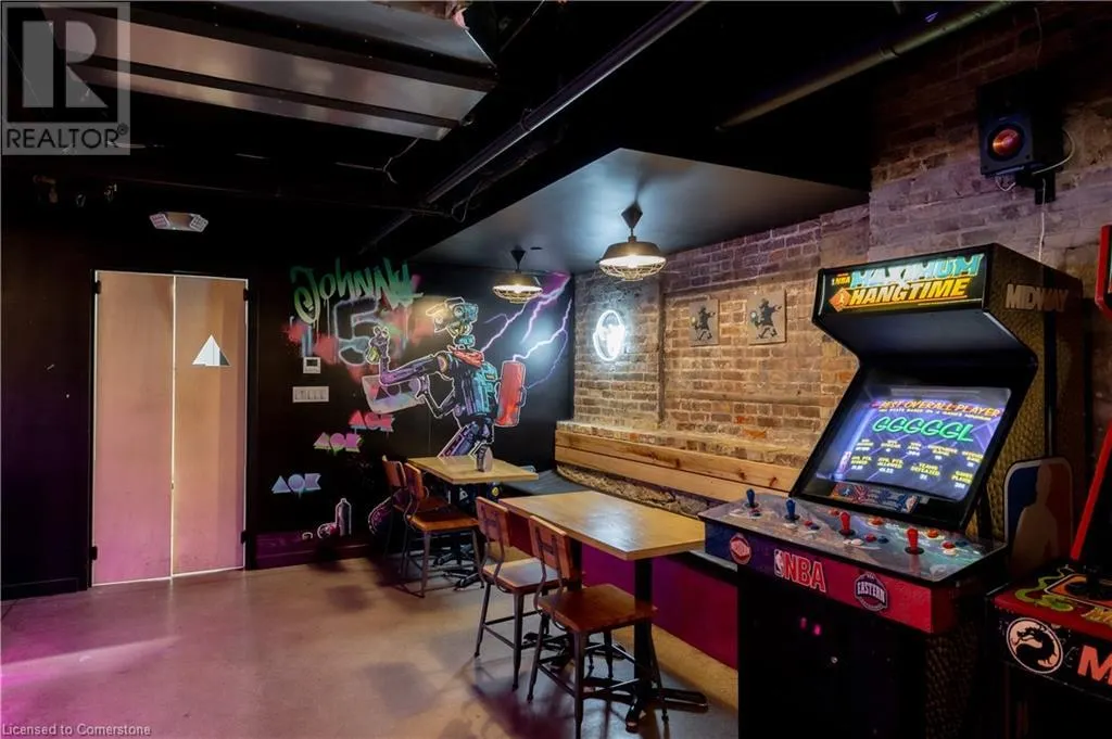 165 KING Street W