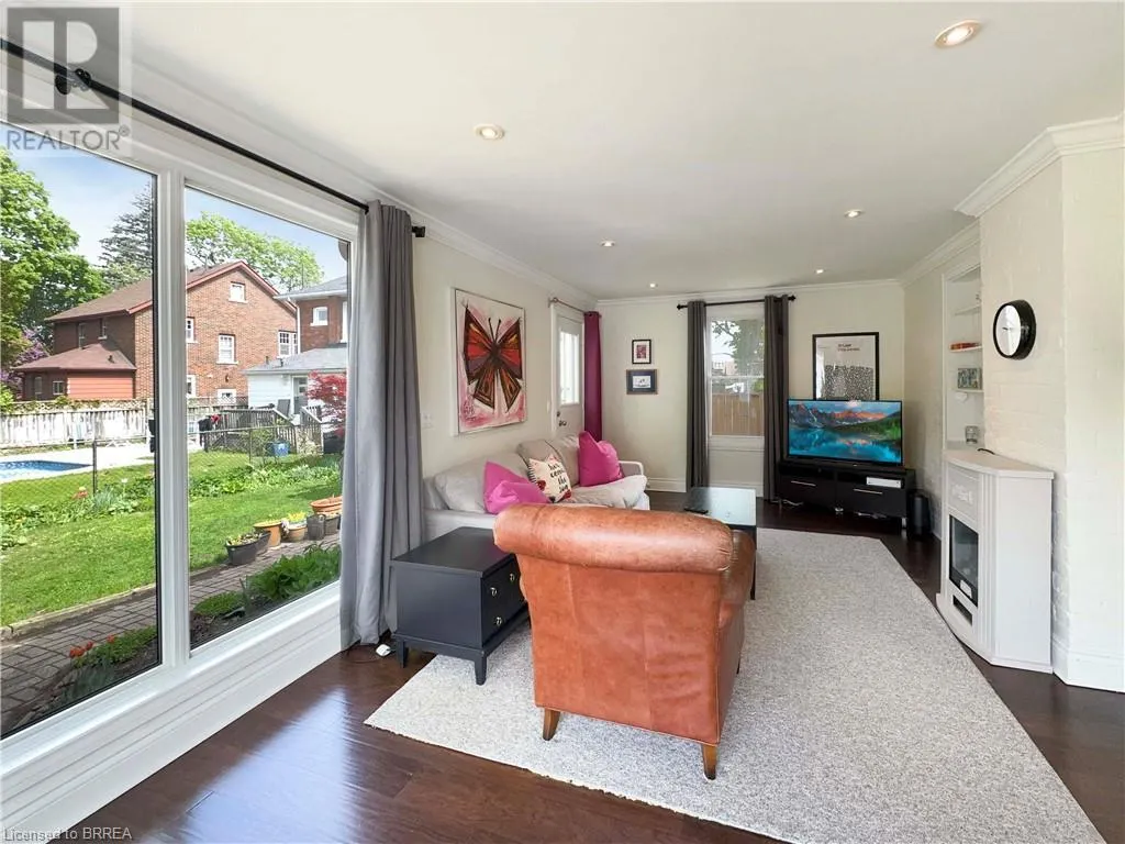 5 HAWARDEN Avenue
