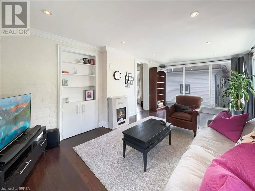 5 HAWARDEN Avenue