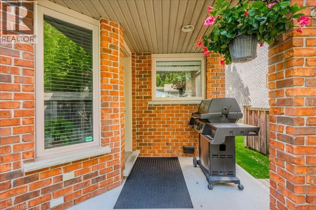 572 FALCONRIDGE Crescent