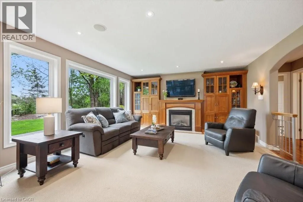 572 FALCONRIDGE Crescent