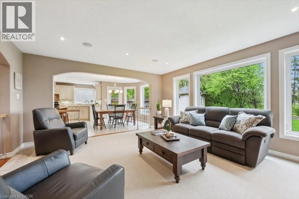 572 FALCONRIDGE Crescent