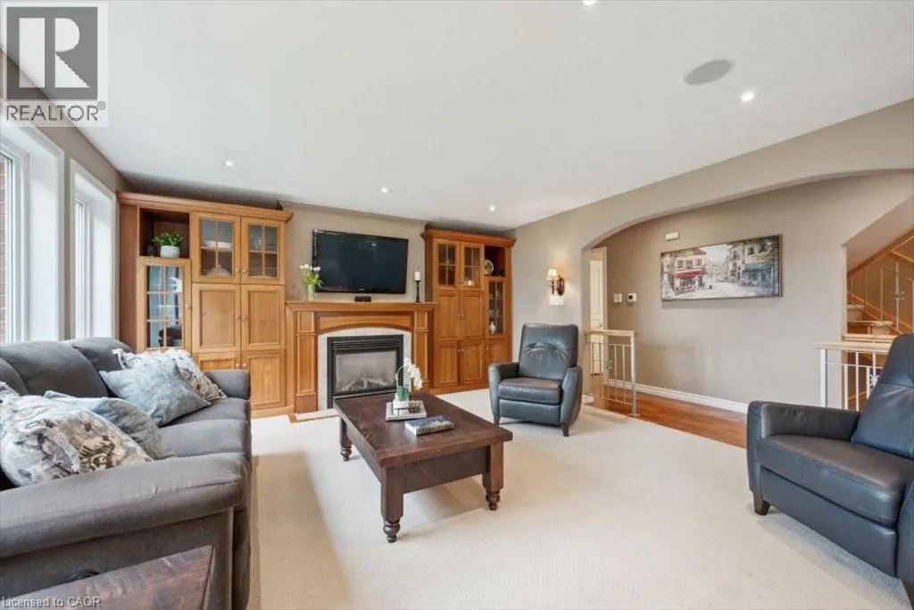 572 FALCONRIDGE Crescent
