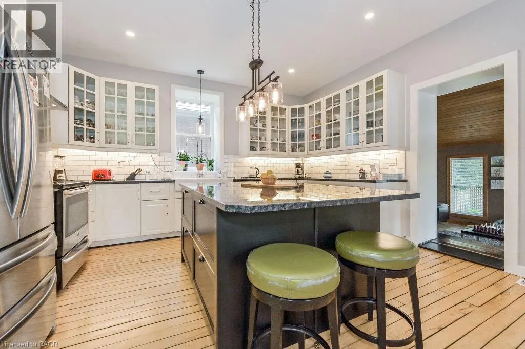 180 UNION Street W