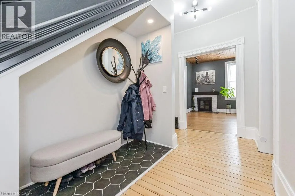 180 UNION Street W