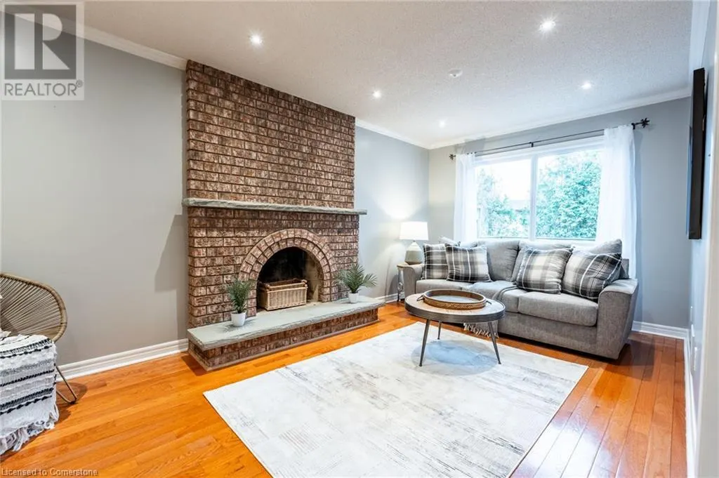 38 FELLOWES Crescent