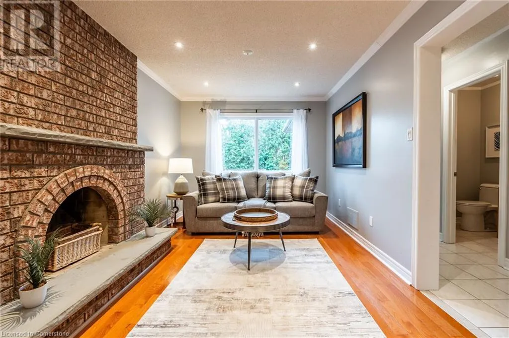 38 FELLOWES Crescent