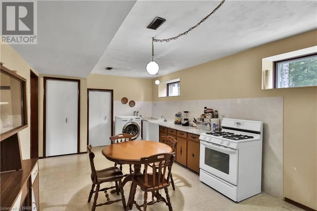 167 GOVERNORS Road E