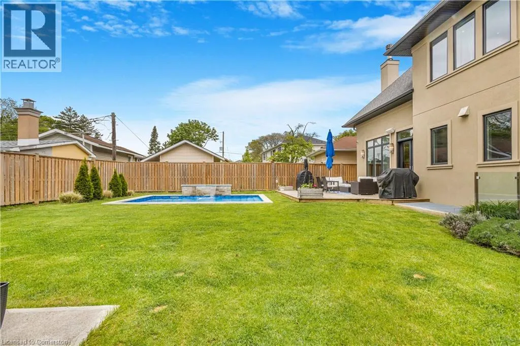 574 STEPHENS Crescent W