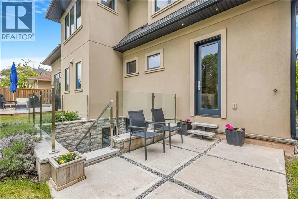 574 STEPHENS Crescent W