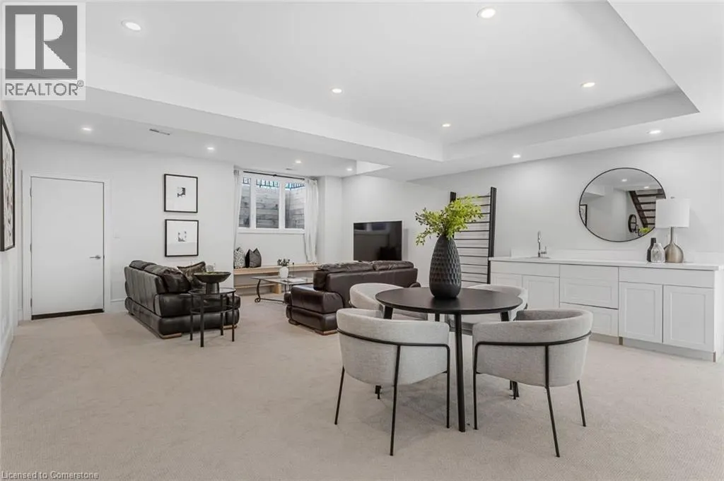 574 STEPHENS Crescent W
