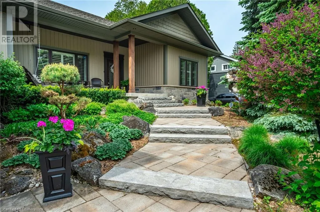 979 GARDEN Lane