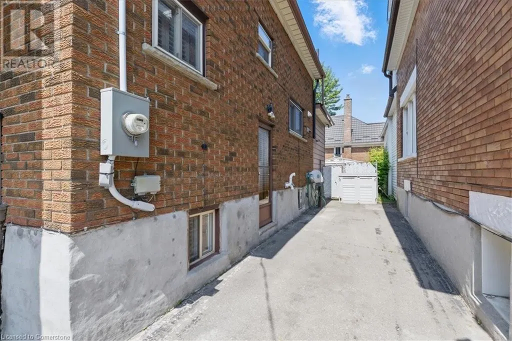 6 HERLAN Avenue